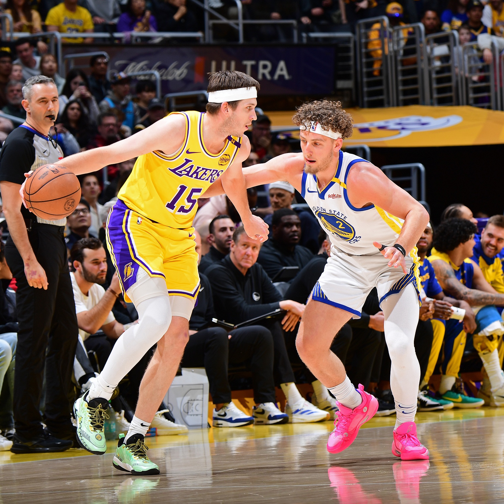 雷迪克：里夫斯造犯规的能力还在进步 你一伸手他就顺势完成动作