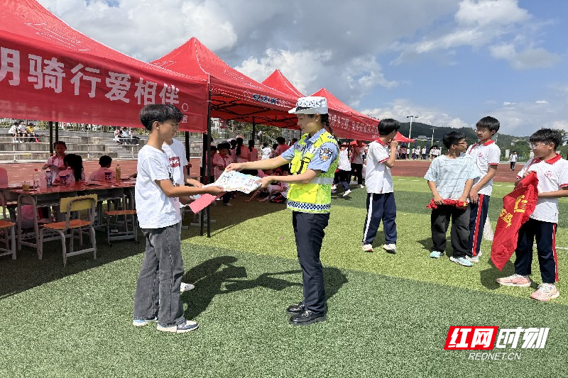 了沉浸式交, 迈着整齐划, 乘车系好安 了沉浸式交, 迈着整齐划, 乘车系好安